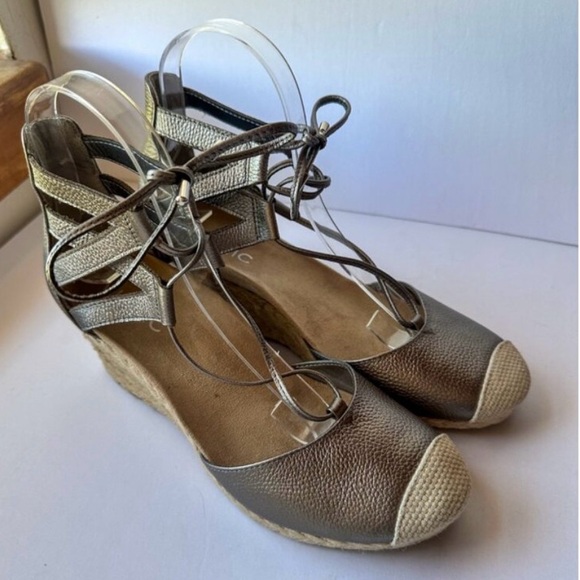Vionic Gray Cream Calypso Wedge Sandals with Modern T-Strap - Picture 4 of 14